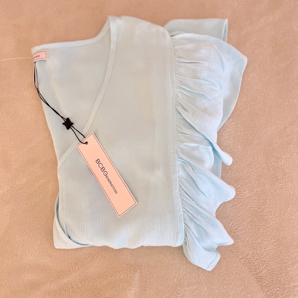 BCBGeneration Flutter Lightweight V-Neck Blouse - Size M - Picture 9 of 10